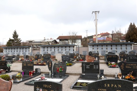 Žarni zid pokopališče Rakek 01 Foto Ljubo Vukelič
